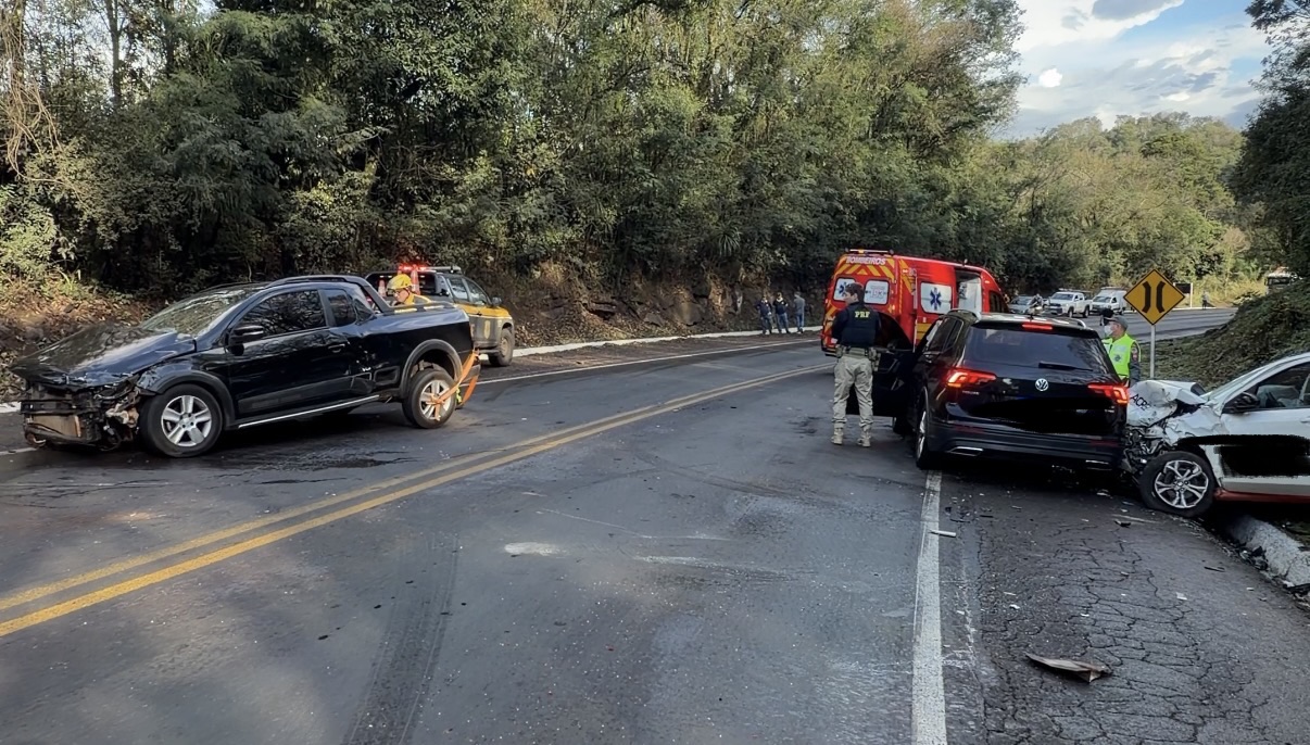 Grave acidente envolve quatro veículos na BR-282; repórter Guilherme Detoni acompanha de perto