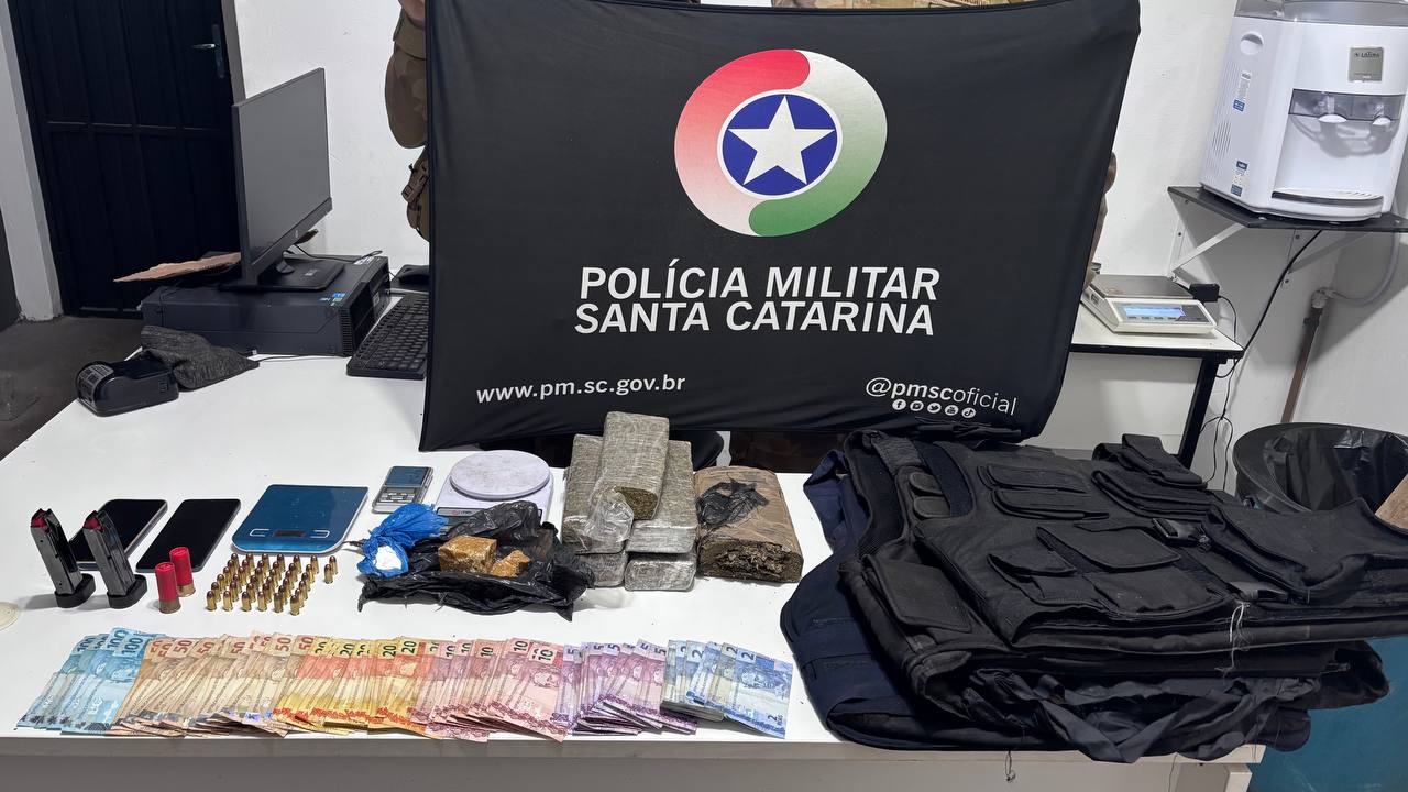 Polícia Militar apreende quase 4 kg de maconha, munições e coletes balísticos durante ação contra o tráfico