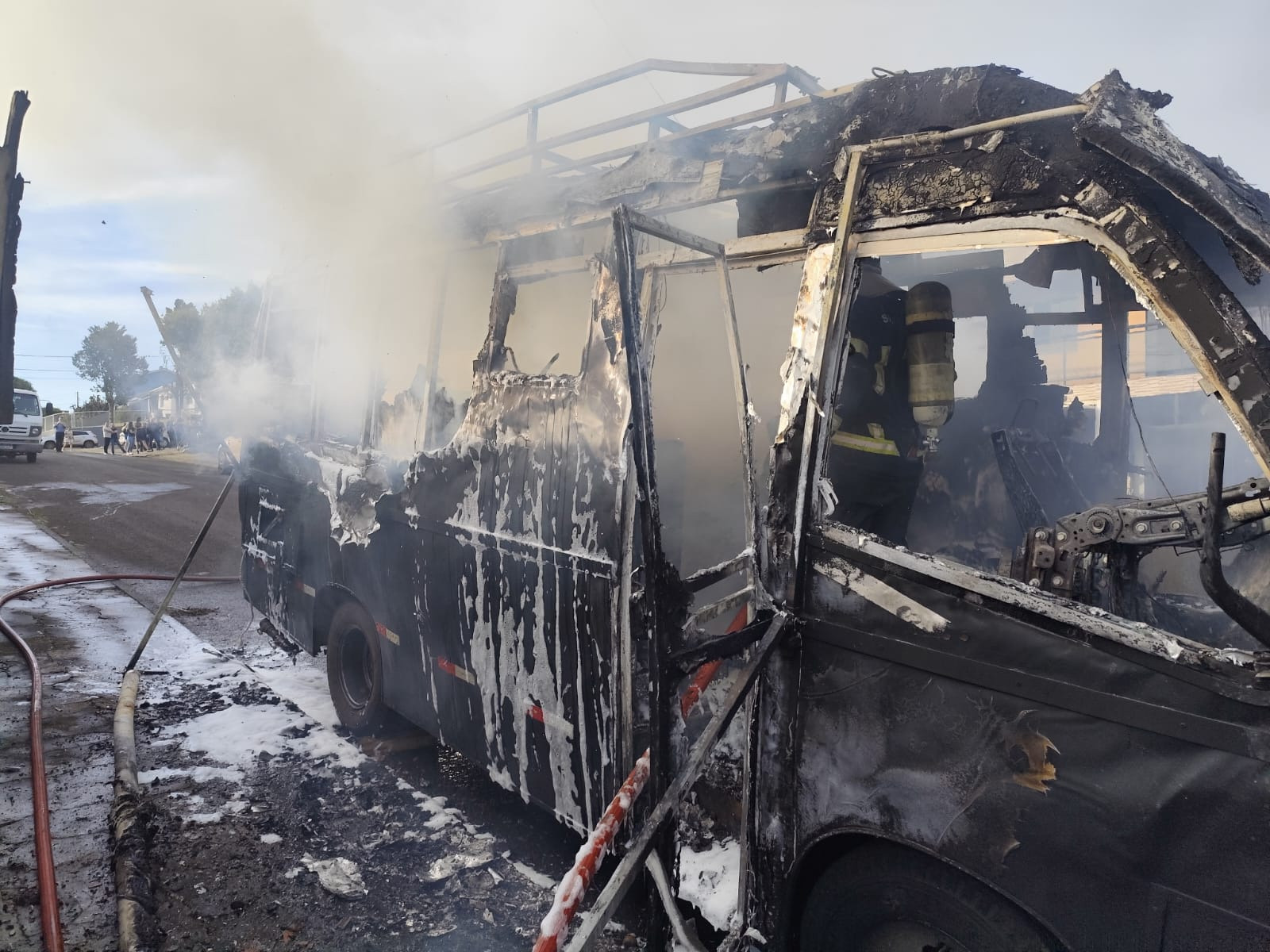 Motorhome é destruído por incêndio em Chapecó após estar conectado à rede elétrica de uma residência