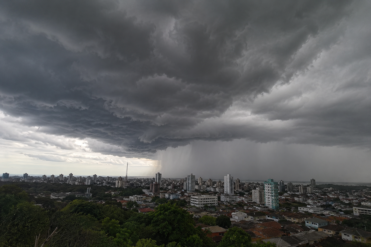 Defesa Civil emite alerta severo para tempestade com vendaval e granizo; população deve buscar abrigo imediatamente