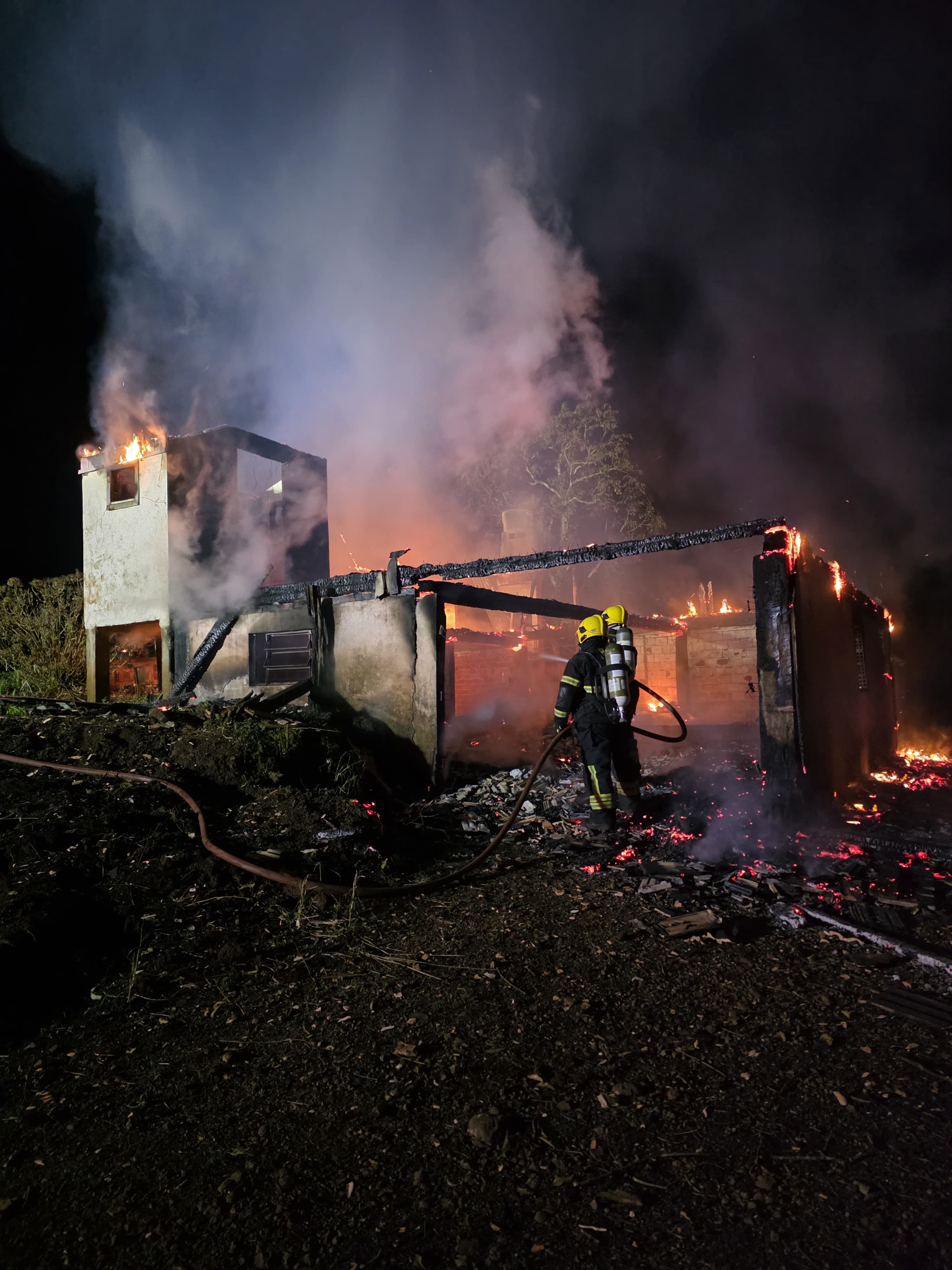 Casa de 120 m² é destruída por incêndio durante a madrugada no interior de São José do Cedro