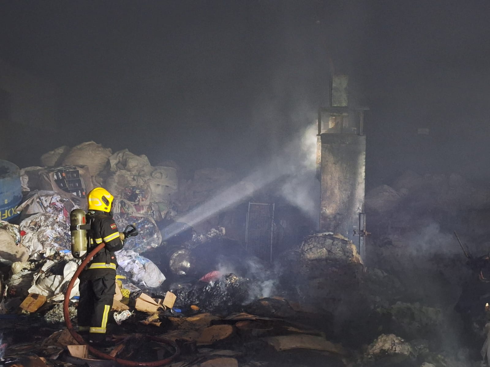 Incêndio atinge depósito de reciclagem e destrói cabine de caminhão no Oeste de SC