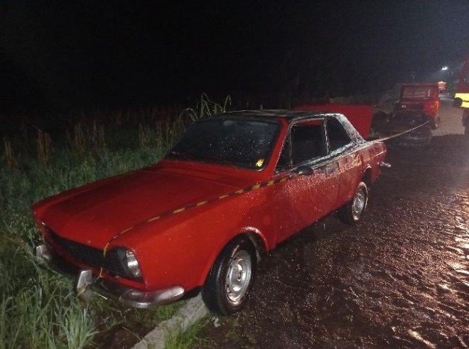 Proprietário acorda com buzina, encontra carro em chamas e evita destruição total no Oeste de SC