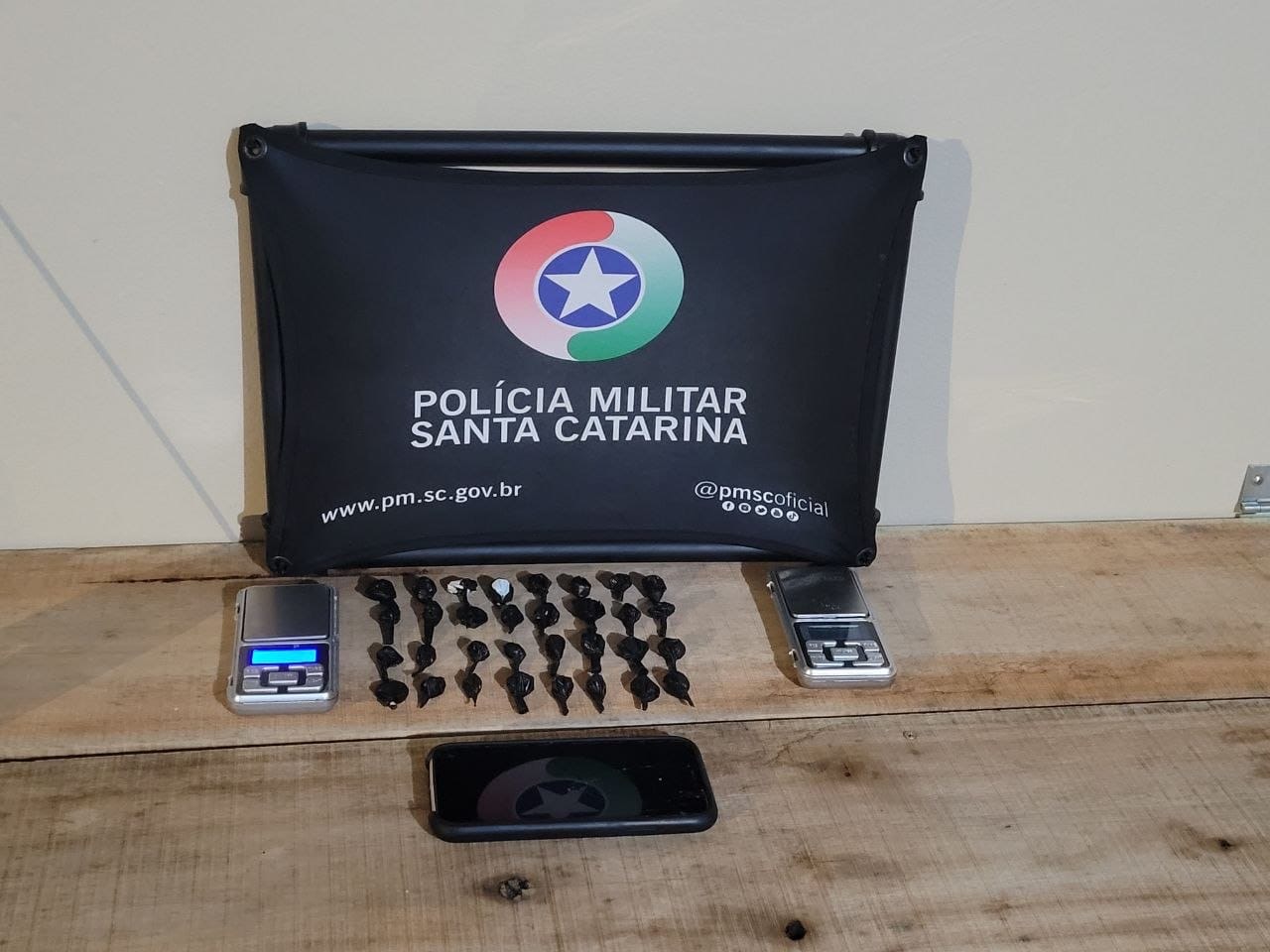Adolescente tenta fugir da PM e polícia encontra 32 porções de cocaína prontas para venda no Oeste de SC