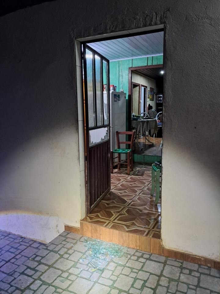 Casal de idosos foge para mata após homem armado invadir casa no interior de Campo Erê