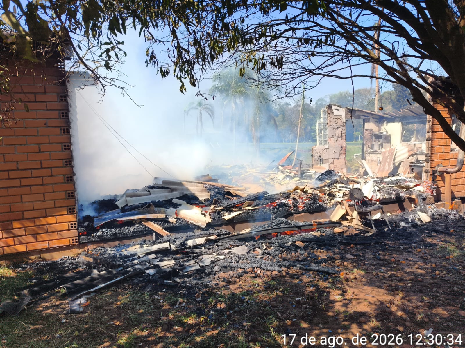 Casa é praticamente destruída por incêndio no interior de São Bernardino