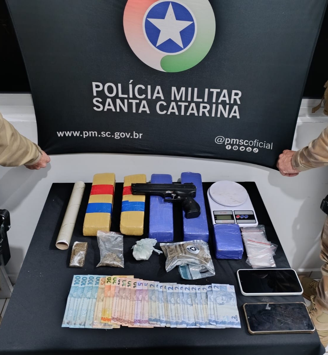 Abordagem de trânsito termina com dois presos e apreensão de mais de 4 kg de drogas na região