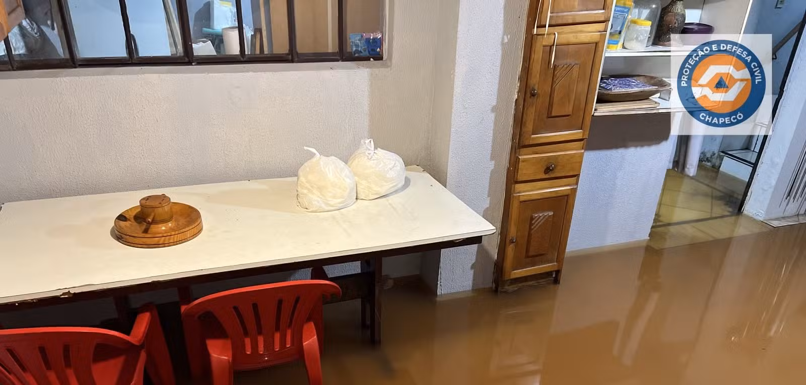 Forte chuva causa destelhamentos, alagamentos e deixa desalojados em Chapecó