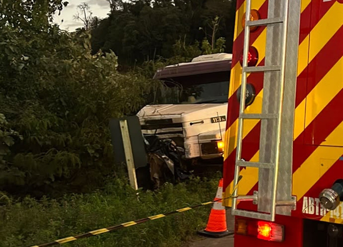 Colisão entre carro e caminhão deixa duas jovens mortas na BR-163 em Santa Catarina